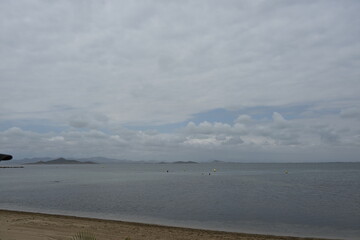 morze szare niebo góry w oddali zamglone