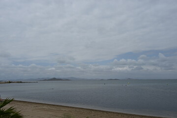 morze szare niebo góry w oddali zamglone