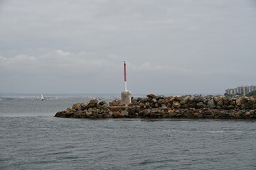 mewa biała ptak siedzi na latarni morskiej wejście do portu © Miroslaw