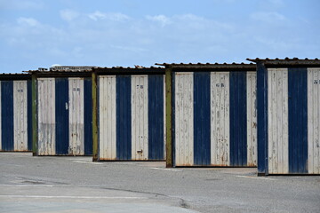 niebiesko białe ponumerowane garaże morskie w porcie stylowe © Miroslaw