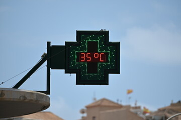 wysoka temperatura upał w południe 35 stopni celsjusza