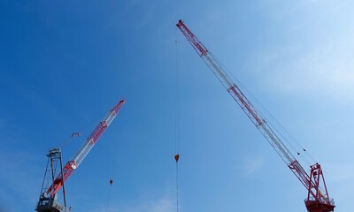 2台のクレーンと青空