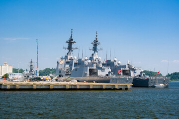 Fototapeta premium 神奈川県横須賀市 ヴェルニー公園から見る停泊中の艦船