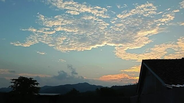 sunset in the mountains, awan sore dengan matahari terbenam