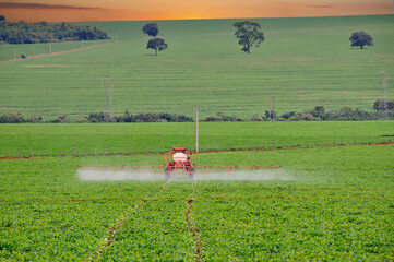 Equipamento pulverizando plantação