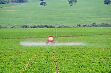 Equipamento pulverizando plantação