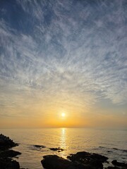 Obraz premium Early dawn, horizon sunrise, beautiful natural sunrise dawn seascape background, Yeongdeok, South Korea - 이른 새벽, 수평선 해돋이, 아름다운 자연 일출 새벽 바다 풍경 배경, 영덕, 한국
