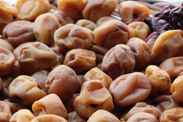 天日干ししている梅