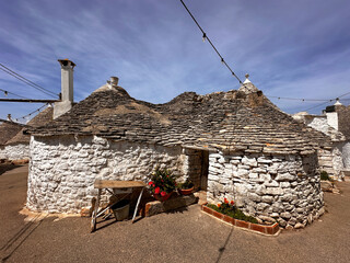 Traditionelle Trulli-Häuser mit Kegeldach in Alberobello, Apulien