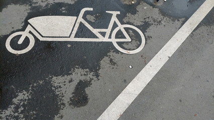 Parkplatz für Lastenfahrrad mit Piktogramm auf Asphalt