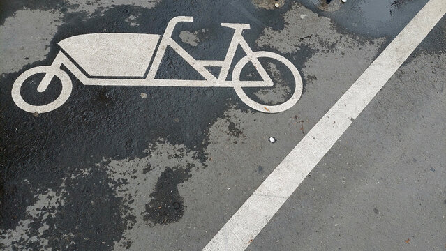 Parkplatz f&uuml;r Lastenfahrrad mit Piktogramm auf Asphalt
