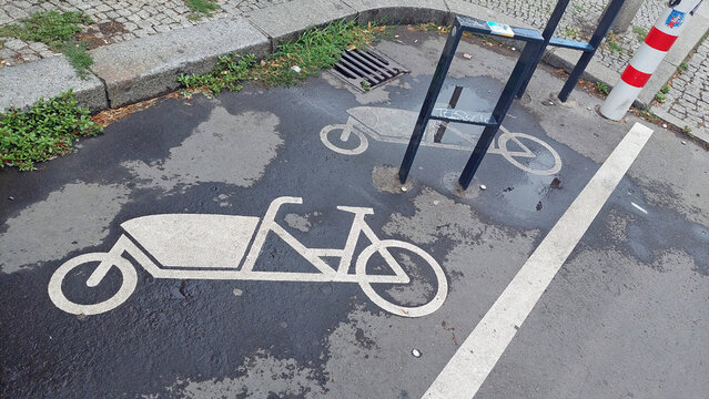 Parkplatz f&uuml;r Lastenfahrrad mit Piktogramm auf Asphalt