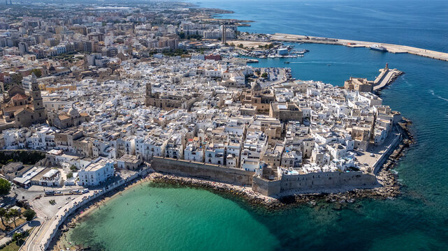Luftaufnahme der Altstadt von Monopoli an der Adriak&uuml;ste in Apulien