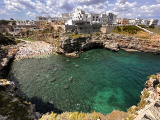 Steilküste und Badebucht von Polignano a Mare mit Altstadt und türkisfarbenem Wasser