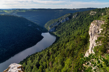 Der Doubs bei Les Planchettes im neuenburger Jura der Schweiz. Auch zu sehen sind Les...