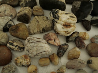 ROCAS DIFERENTES MATERIALES Y METALES