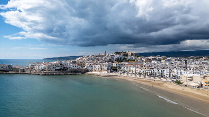 Luftaufnahme der Halbinsel und Altstadt von Vieste mit dramatischer Wolkenformation