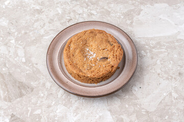 Cookies chocolat noir dans une petite assiette