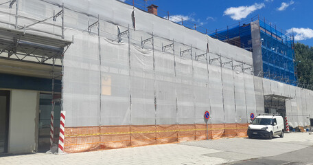 Lavori in corso nel cantiere edile in estate