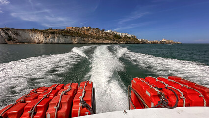 Blick vom Boot auf die Küste von Vieste mit Altstadt im Hintergrund