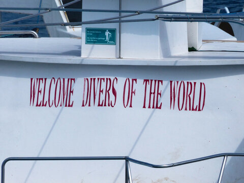 Gal&aacute;pagos-Tauchboot mit Willkommensgru&szlig; f&uuml;r Taucher