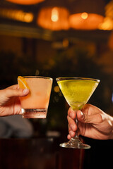 Dos manos con cocteles brindando