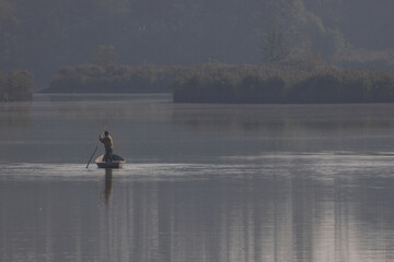 człowiek płynący łódką  © Marek Polak