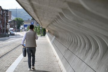 Homme seul marche travail emploi job 