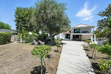 Fototapeta premium Private Ranch-Style Home with Pool, Mature Landscaping, and Modern Light Interiors