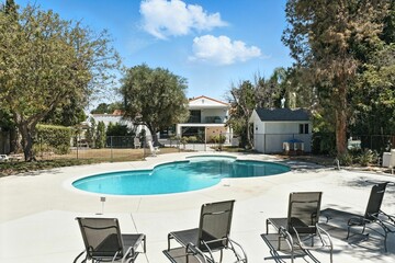 Fototapeta premium Private Ranch-Style Home with Pool, Mature Landscaping, and Modern Light Interiors
