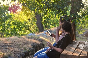 young women read news