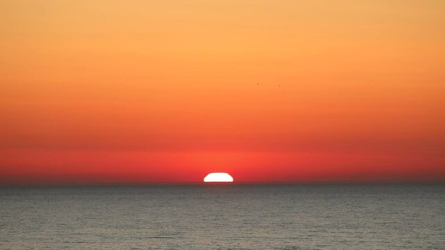 Wsch&oacute;d słońca na plaży w miejscowości Chłapowo z widokiem na Morze Bałtycki.