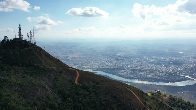 Vista a&eacute;rea do Pico da Ibituruna e ao fundo vista panor&acirc;mica da cidade de Governador Valadares