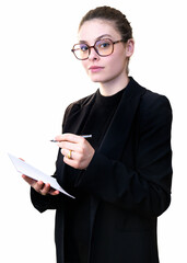 Jeune femme à l'écoute avec des lunettes et en tailleur noir s