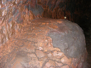 burbuja de lava fría en el interior de las cuevas volcánicas en volcán Villarica, Pucón Chile