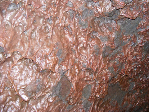 Interior de las cuevas volc&aacute;nicas o llamadas tambi&eacute;n cuevas de chocolate en volc&aacute;n Villarica, Puc&oacute;n Chile