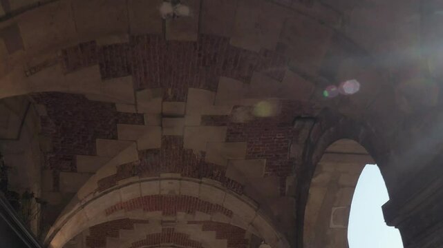 D&eacute;tail d&rsquo;une vo&ucirc;te en pierre et briques &agrave; Paris avec rayons de soleil et effet de lens flare