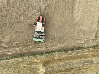Siew rzepaku ciągnikiem z agregatem siewnym, uprawa pola i siew nasion, siew zboża siewnikiem i broną aktywną.