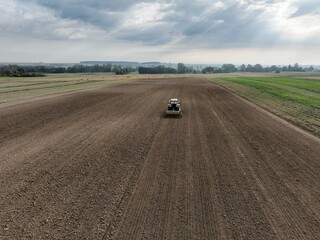 Siew rzepaku ciągnikiem z agregatem siewnym, uprawa pola i siew nasion, siew zboża siewnikiem i broną aktywną.