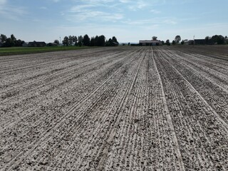 Uprawa roli pod siew zb&oacute;ż, siew rzepaku, prace polowe na wsi