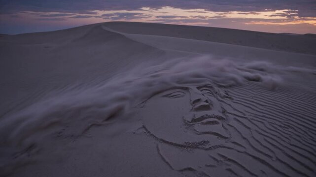 Visage sculpt&eacute; par le vent dans une dune de sable