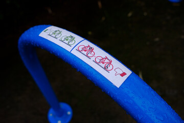 Estacionamiento de bicicleta y se&ntilde;ales