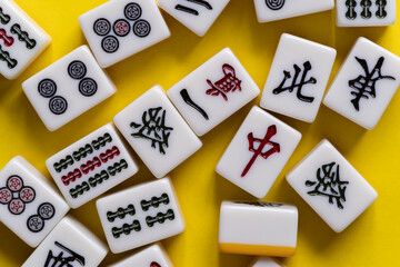 黄色背景に並ぶマージャン牌	