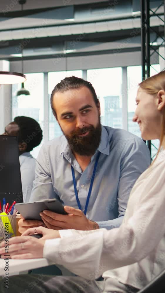 Fototapete vertical video mentor teaching young employee to troubleshoot software errors using ai. manager doin