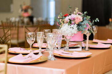 Mesa elegante decorada con flores y copas de cristal en evento especial o celebración