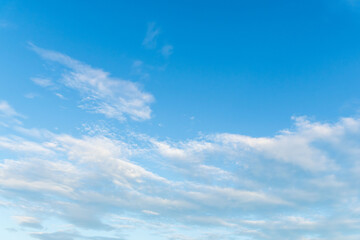夏の空　朝日で輝く雲と青空01