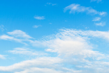 Fototapeta premium 夏の空 朝日で輝く雲と青空11