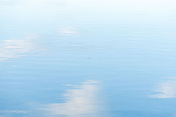 夏の朝　水面に映る青空と雲03