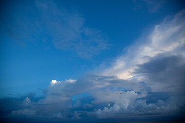 奄美大島、夏の日の出前の風景。