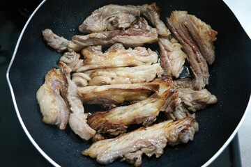 フライパンで焼いたエゾシカのバラ肉